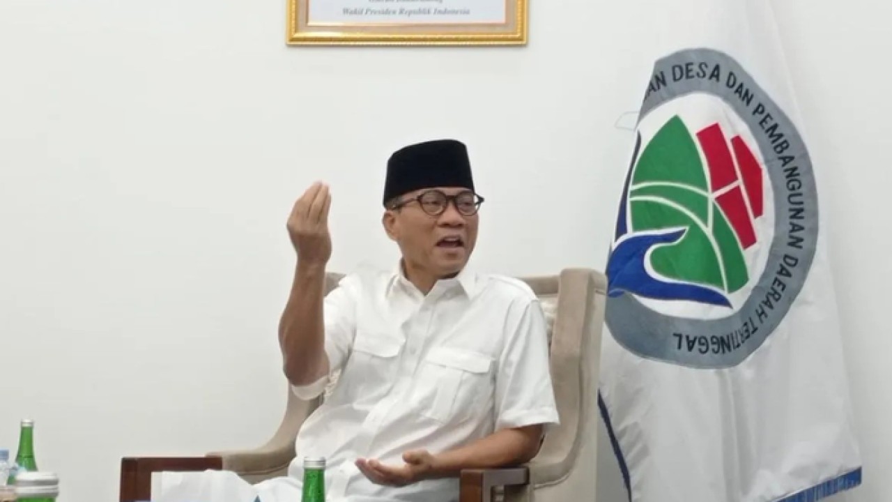 Menteri Desa dan Pembangunan Daerah Tertinggal (Mendes PDT) Yandri Susanto berdiskusi dengan dengan wartawan dalam acara buka puasa bersama di rumah dinasnya di Jakarta, Senin malam. ANTARA/Citro Atmoko (Antara)