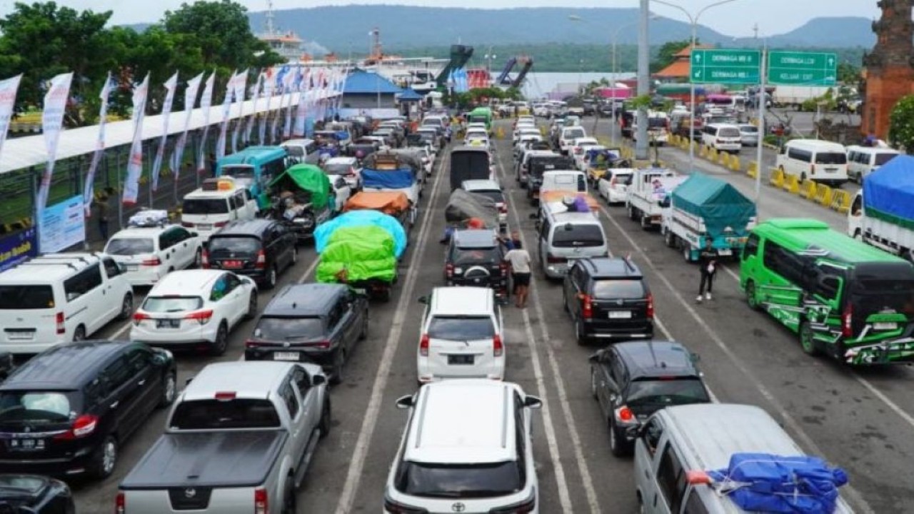 Jalur menuju Pelabuhan Gilimanuk yang sempat macet akibat antrean kendaraan hingga lebih dari 30 kilometer kini mulai menunjukkan perbaikan. (Foto: Dok/Istimewa/Bakom RI)