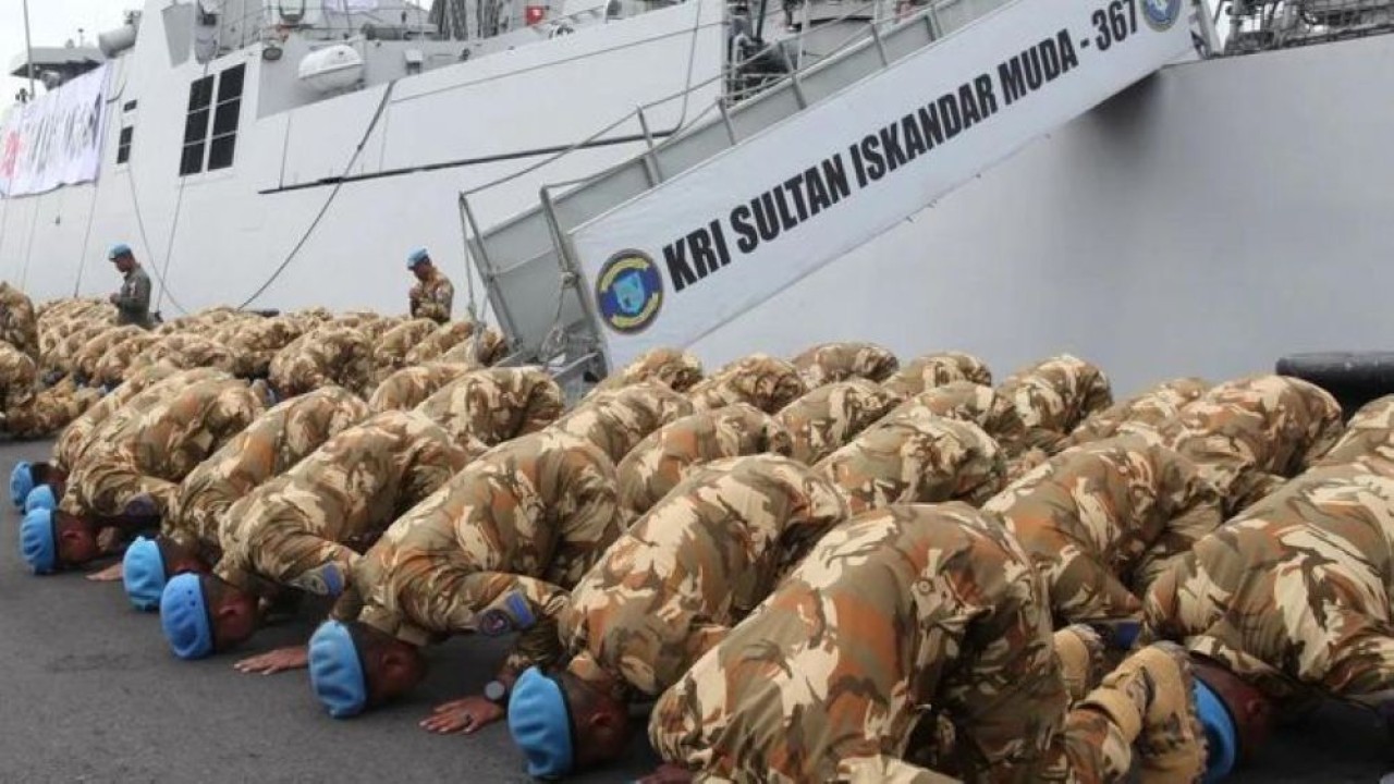 Ilustrasi - Sejumlah personel TNI AL dari Satuan Tugas Maritime Task Force TNI Kontingen Garuda XXVIII-P/UNIFIL sujud syukur usai turun dari KRI Sultan Iskandar Muda-367 setibanya di Koarmada II, Surabaya, Jawa Timur, Sabtu (7/2/2026). (Foto: Antara)