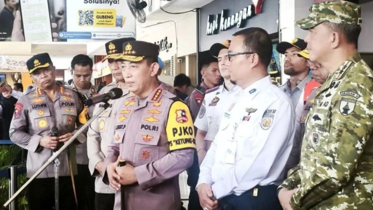 Kapolri Jenderal Pol. Listyo Sigit Prabowo (keempat kiri) memberikan penjelasan kepada wartawan saat meninjau Stasiun Gubeng Surabaya, Jawa Timur, Minggu (15/3/2026). (Foto: ANTARA/Naufal Ammar Imaduddin/aa)