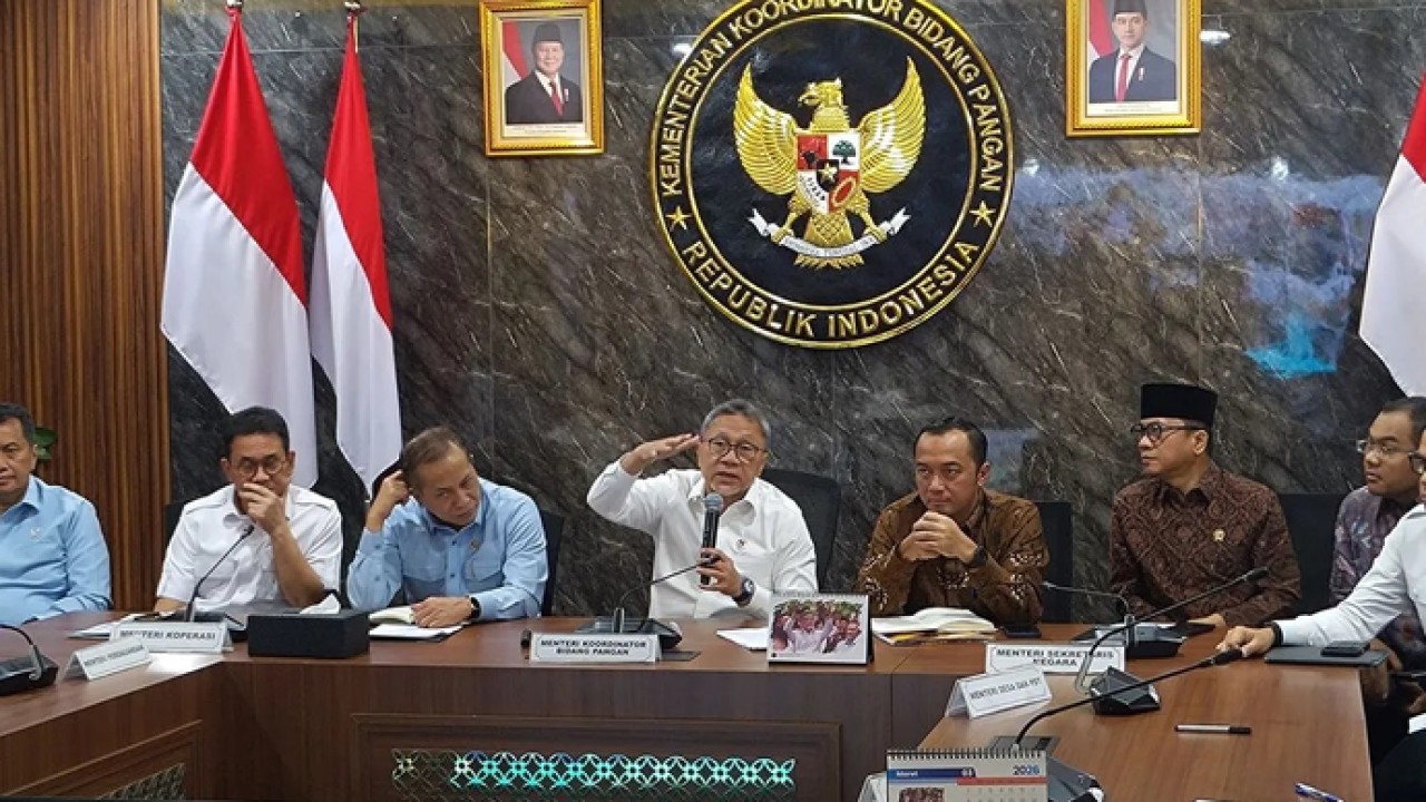 Menteri Koordinator Bidang Pangan Zulkifli Hasan (tengah) memberikan keterangan kepada pers usai rapat koordinasi di Kantor Kementerian Koordinator Bidang Pangan, Jakarta, Rabu (11/3/2026). (ANTARA/Aria Ananda) (Antara)