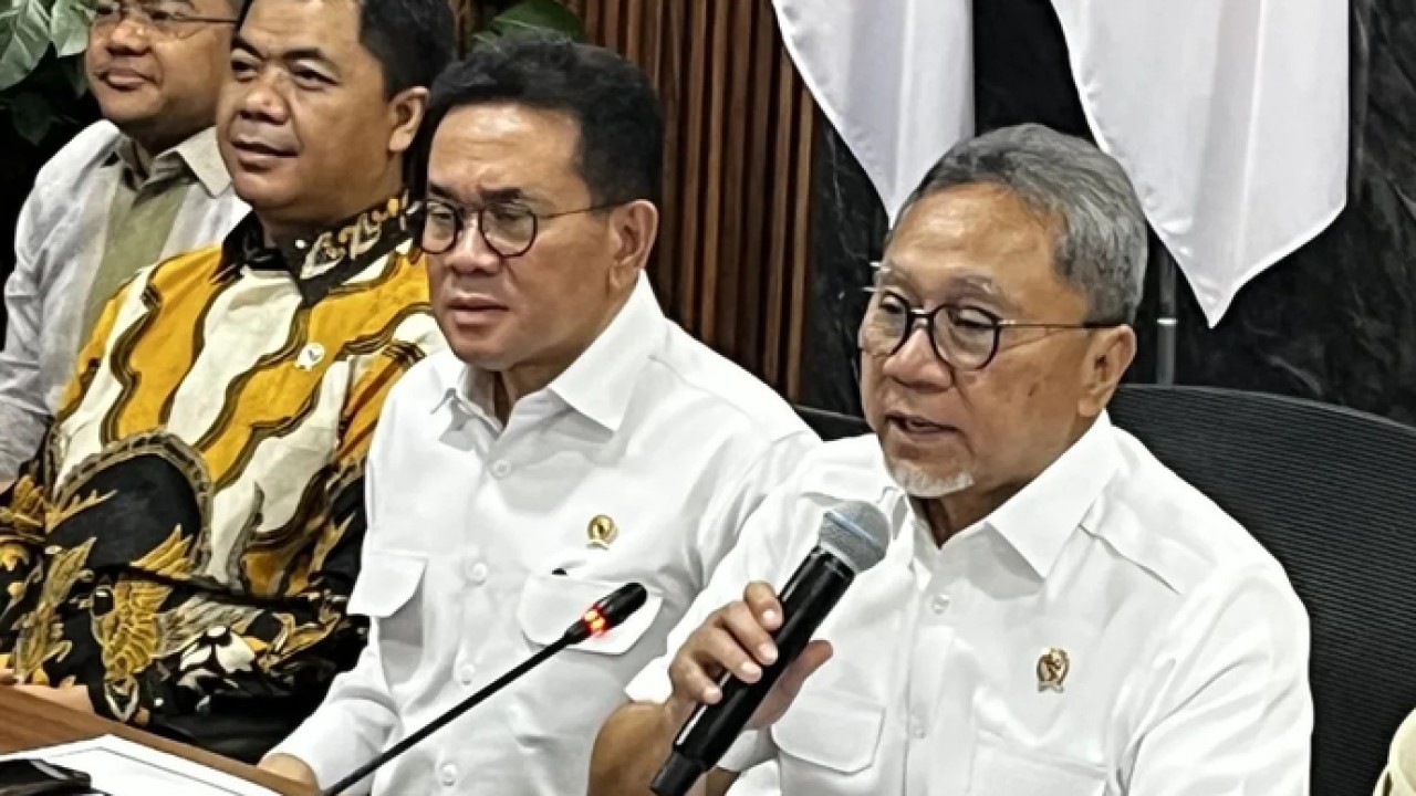 Menteri Koordinator Bidang Pangan Zulkifli Hasan (kanan) memberikan keterangan pers di Kantor Kemenko Pangan RI, Jakarta, Selasa (31/3/2026). ANTARA/Arnidhya Nur Zhafira. (Antara)