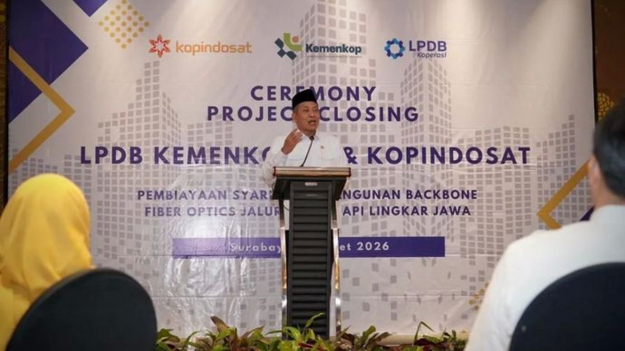 Menteri Koperasi (Menkop) Ferry Juliantono berbicara dalam upacara project closing proyek fiber optik yang digagas Koperasi Pegawai Indosat (Kopindosat) di Stasiun Gubeng, Surabaya, Senin 9 Maret 2026. (ANTARA/HO-Kemenkop). (Antara)