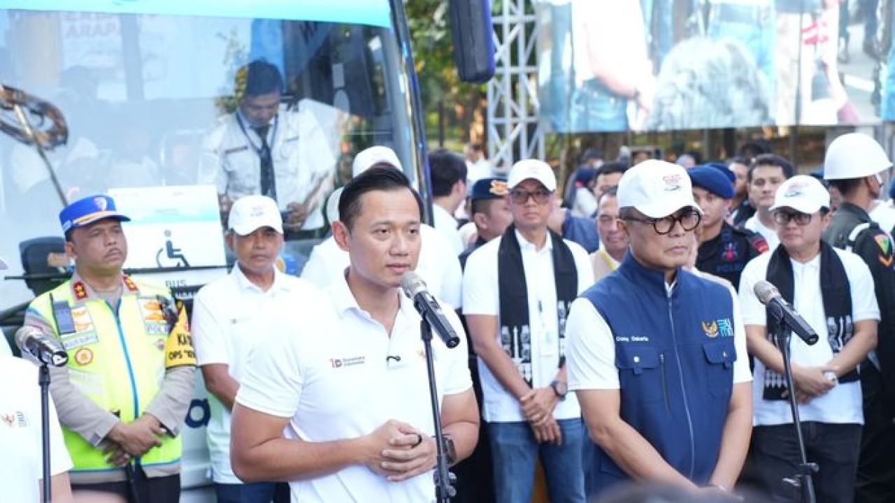 Menteri Koordinator Bidang Insfrastruktur dan Pembangunan Kewilayahan, Agus Harimurti Yudhoyono (kiri depan) dan Kepala BP BUMN, Dony Oskaria (kanan depan) dalam pelepasan Program Mudik Gratis Bersama BUMN di kompleks Gelora Bung Karno (GBK), Jakarta, Selasa (17/3). (dok PLN)