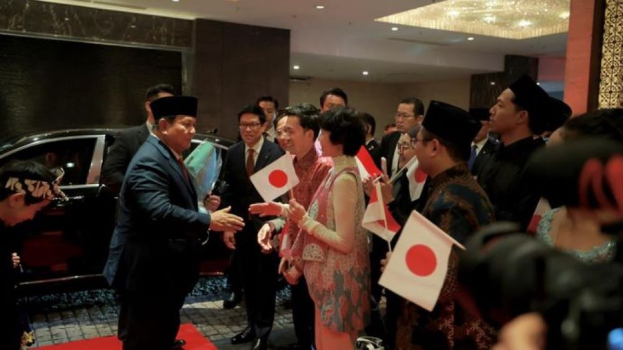Prabowo Subianto tiba di Bandar Udara Haneda, Tokyo, Jepang untuk melakukan kunjungan resmi perdananya sebagai Presiden Republik Indonesia (Sekretariat Presiden)