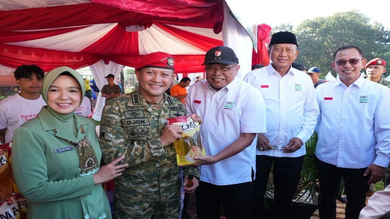 Perwakilan Yayasan Muslim Sinar Mas menyerahkan secara simbolik minyak goreng kepada Panglima Kopassus Letjen TNI Djon Afriandi di Mabes Kopassus Cijantung, Jakarta, Jumat (13/3/2026).