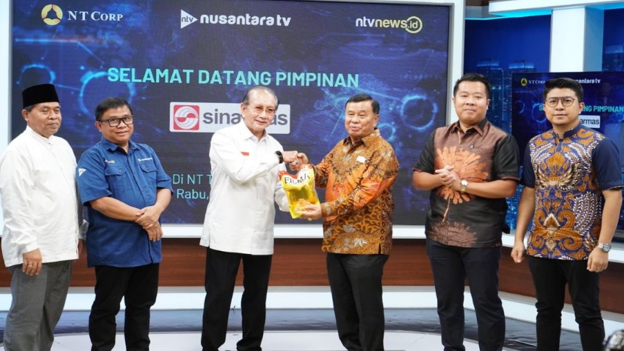 Penyerahan secara simbolis minyak goreng Filma dari Ketua Yayasan Muslim Sinar Mas, Yan Partawidjaja kepada Presiden Komisaris NT Corp, Nurdin Tampubolon. (Foto: Toga Ibnu Pratama/Adiantoro/NTV)