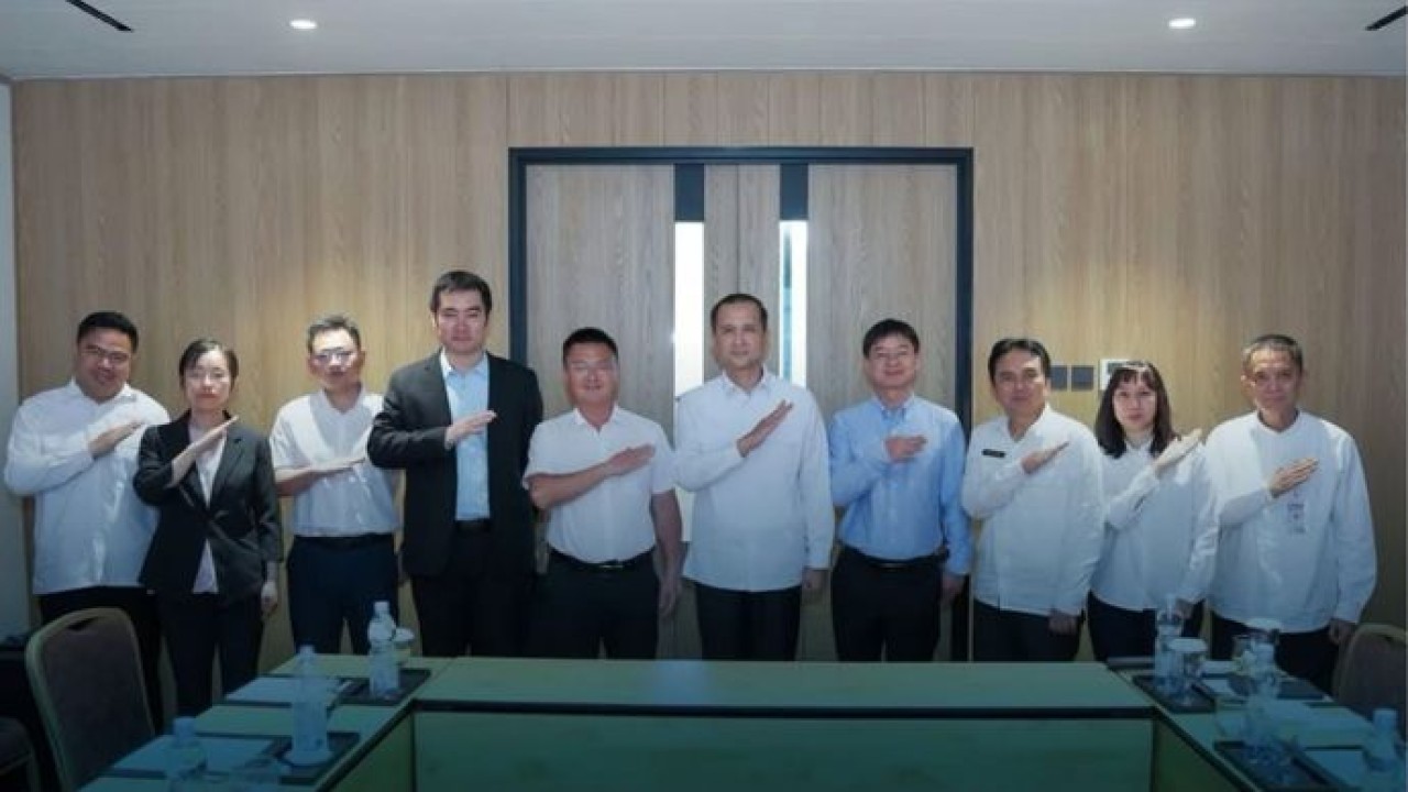 Mentrans Iftitah bersama tim peneliti China National Rice Research Institute (CNRRI). (Instagram)