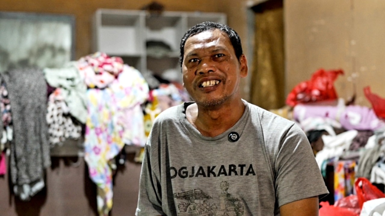 Senyum tersimpul di wajah Kuat, seorang difabel berusia 50 tahun asal Desa Pandeyan di Kabupaten Sukoharjo. (Bakom RI