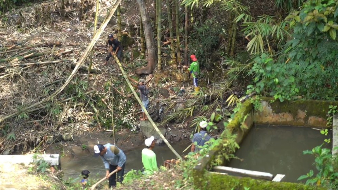Jembatan peninggalan kolonial Belanda yang sudah lama tak terpakai di Desa Kranggan, Kecamatan Polanharjo, Kabupaten Klaten, Jawa Tengah, akhirnya direvitalisasi lewat program Jembatan Garuda yang diinisiasi Presiden RI Prabowo Subianto. (Bakom RI)