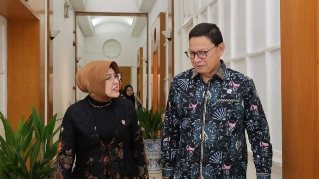 Kepala Badan Pengawas Obat dan Makanan (BPOM) Taruna Ikrar (kanan) dan Kepala Badan Pusat Statistik (BPS) Amalia Adininggar Widyasanti di Jakarta, Kamis (16/4/2026). ANTARA/HO - BPOM. (Antara)