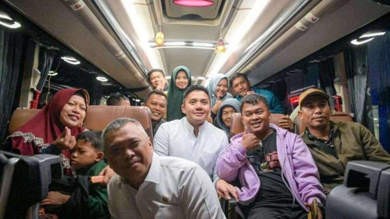 Sekretaris Kabinet Teddy Indra Wijaya (tengah) dan Menteri Perhubungan Dudy Purwagandhi (depan) berfoto bersama para pemudik saat meninjau langsung puncak arus balik Lebaran 2026 di Terminal Terpadu Pulo Gebang, Cakung, Jakarta Timur, Rabu dini hari (Antara)