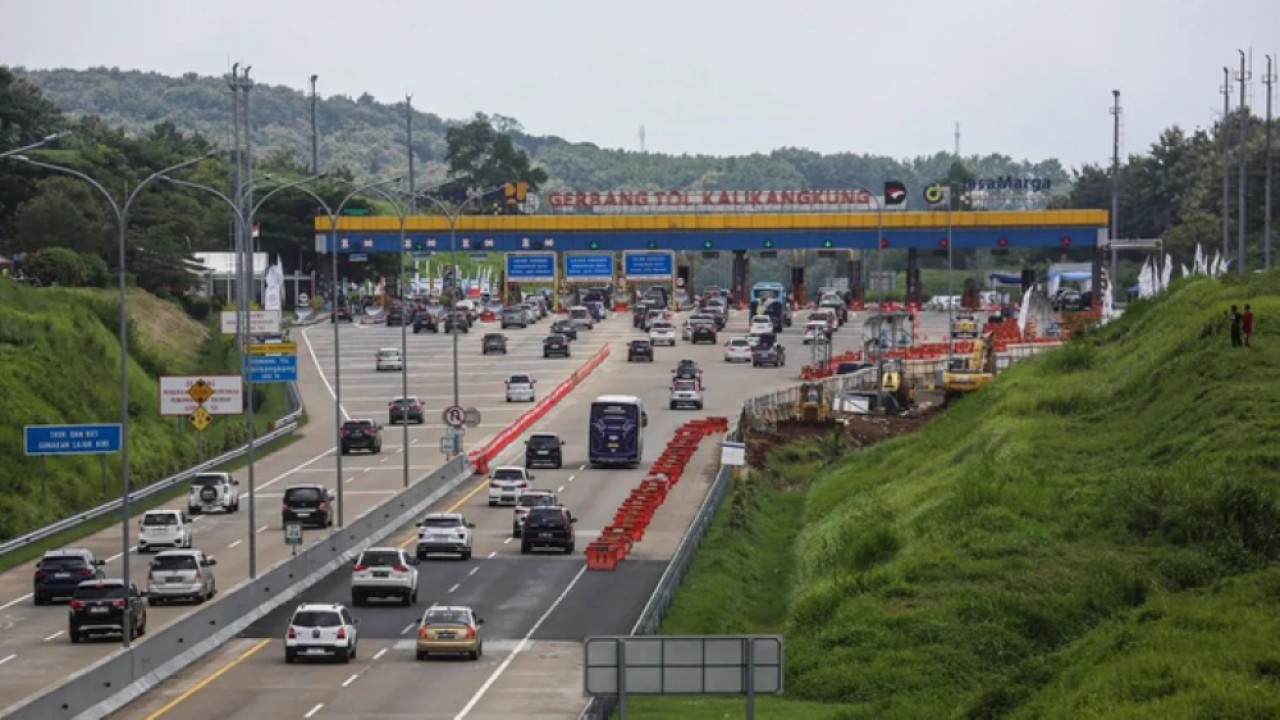 Sejumlah kendaraan pemudik melaju saat penerapan skema satu arah di Jalan Tol Trans Jawa ruas Semarang-Batang KM 414, Semarang, Semarang, Jawa Tengah, Selasa (24/3/2026). PT Jasamarga Transjawa Tol bersama Korlantas Polri memberlakukan skema satu ara (Antara)