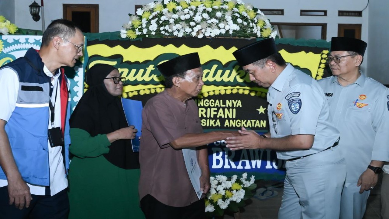 Direktur Utama Jasa Raharja, Muhammad Awaluddin menyerahkan santunan untuk para korban meninggal dunia dalam kecelakaan KRL dengan kereta api jarak jauh yang terjadi di Bekasi pada Senin, 27 April 2026.