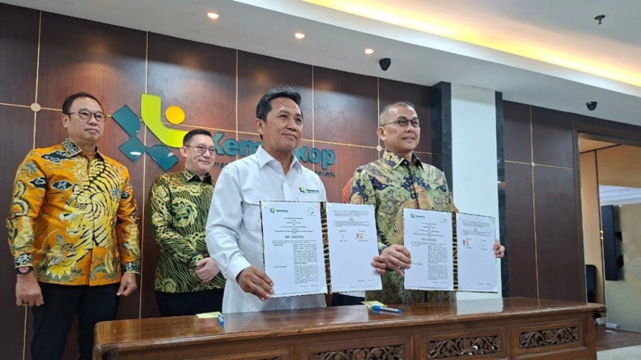 Penandatanganan Nota Kesepahaman Bersama antara Kementerian Koperasi dan PT Energy Absolute GreenX Indonesia Mengenai Program Kemandirian Energi Desa Indonesia di Jakarta, Senin (20/4/2026). (ANTARA/Aji Cakti) (Antara)