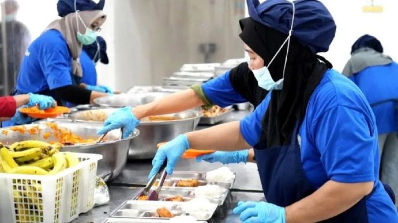 Arsip - Ilustrasi - Petugas SPPG tengah menyiapkan Makan Bergizi Gratis (MBG) untuk disalurkan kepada penerima manfaat. ANTARA/HO-BGN/am. (Antara)