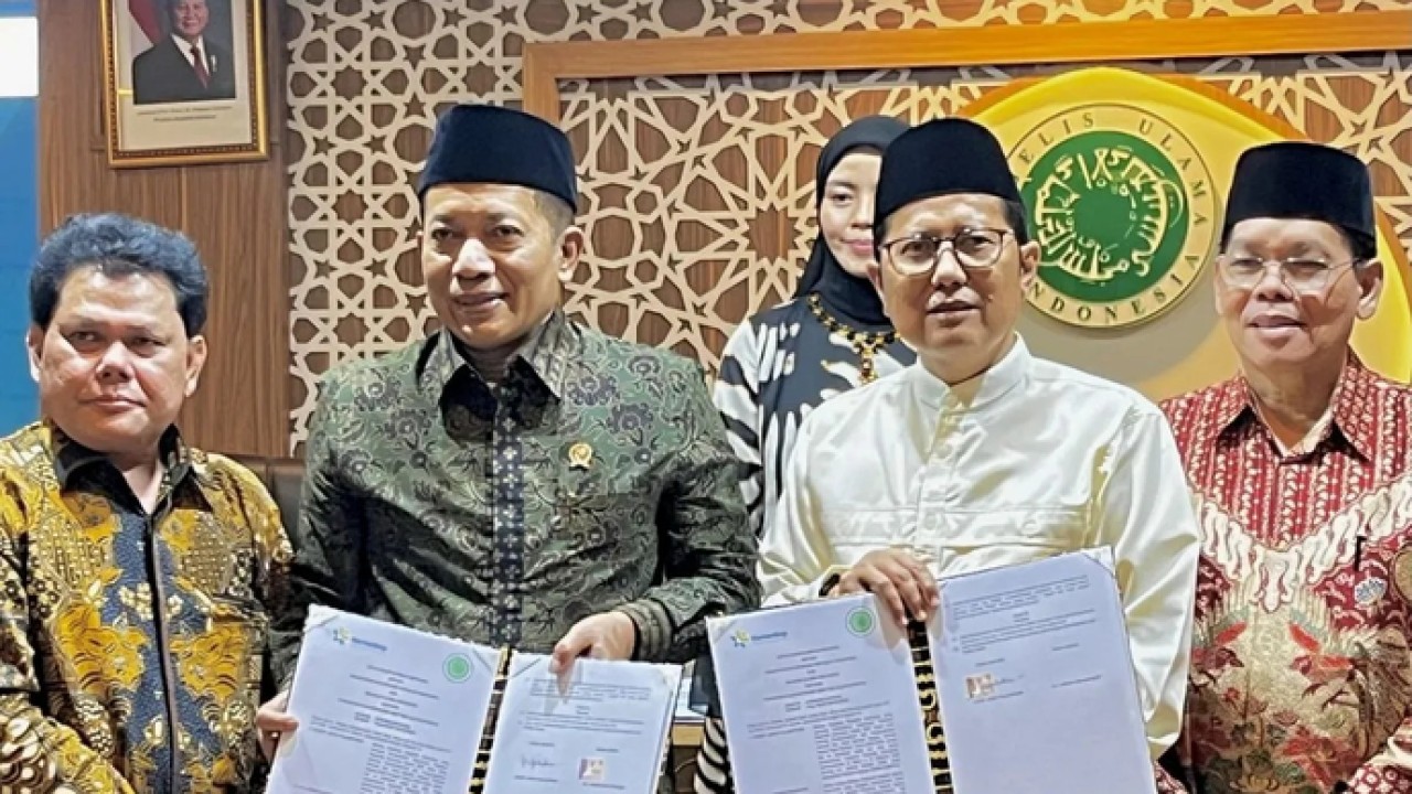 Menteri Koperasi (Menkop) Ferry Juliantono (dua dari kiri) berfoto bersama Wakil Ketua Umum MUI Cholil Nafis (dua dari kanan) usai penandatanganan perjanjian kerja sama (PKS) di Kantor Pusat MUI, Jakarta, Selasa (7/4/2026). ANTARA/Arnidhya Nur Zhafira. (Antara)