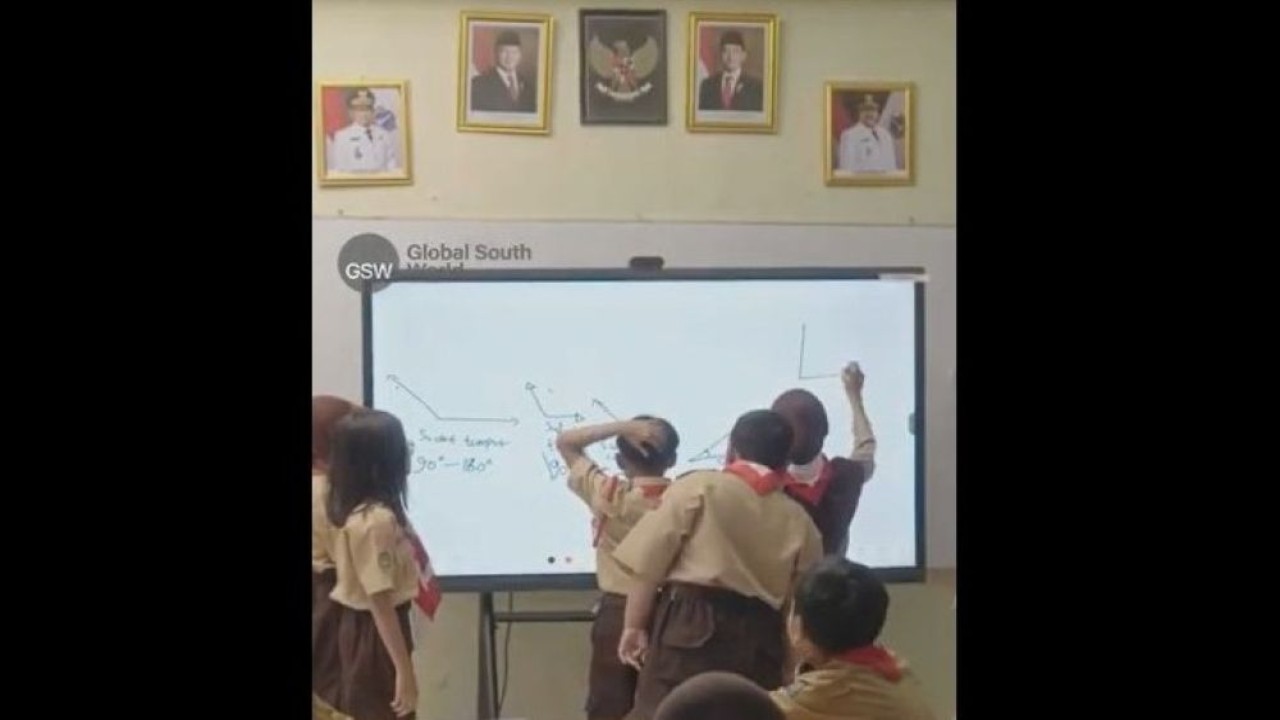 Penggunaan papan tulis interaktif atau Interactive Flat Panel (IFP) secara masif di ruang kelas dinilai sebagai langkah nyata dalam mendorong sistem pembelajaran yang lebih modern, adaptif, dan inklusif. (Foto: Tangkapan layer/Bakom RI)