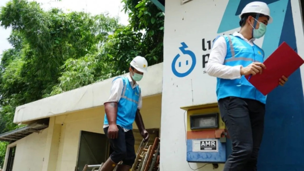 Ilustrasi - Petugas PLN melakukan pengecekan gardu listrik disalah satu wilayah Jakarta. (ANTARA/HO-PLN Jakarta). (Antara)