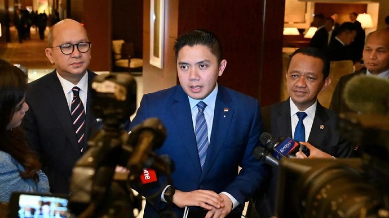 Menteri Investasi dan Hilirisasi/Kepala BKPM Rosan Roeslani (kiri), Seskab Teddy Indra Wijaya (tengah) dan Menteri ESDM Bahlil Lahadalia memberikan keterangan kepada media usai mendampingi Presiden Prabowo Subianto menghadiri Forum Bisnis Indonesia-J (Antara)