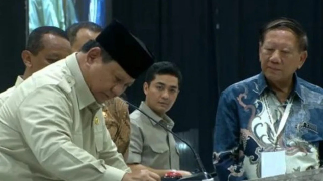 Tangkapan layar - Presiden Prabowo Subianto menandatangani prasasti dalam peresmian pabrik perakitan kendaraan komersial berbasis listrik milik PT VKTR Teknologi Mobilitas, di Magelang, Jawa Tengah, Kamis (9/4/2026). ANTARA/Youtube Sekretariat Presiden (Antara)