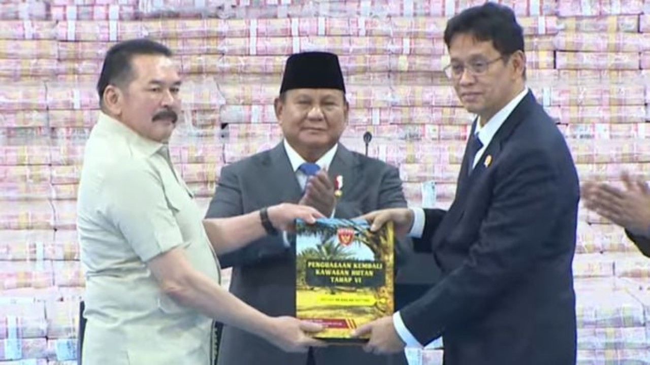 Penyerahan uang triliunan rupiah hasil kerja Satgas PKH. (YouTube)