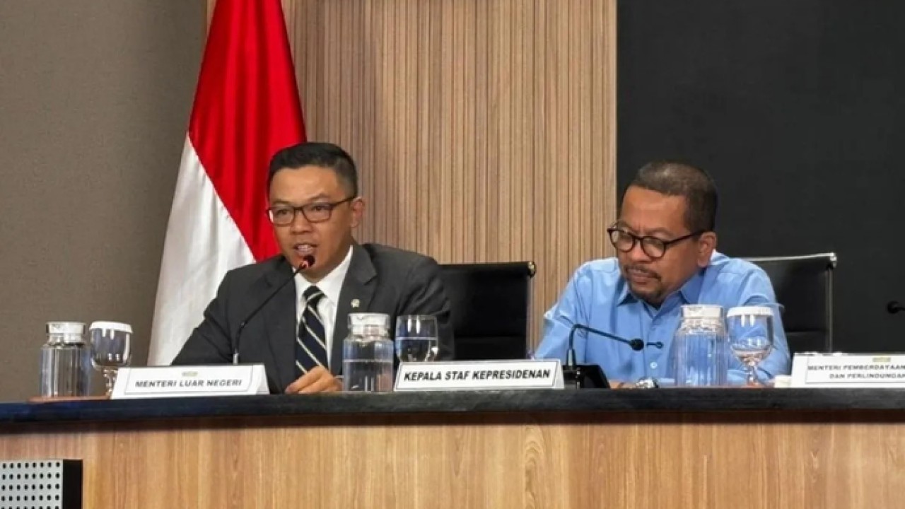 Menteri Luar Negeri Sugiono (kiri) memberikan pernyataan dalam jumpa pers di Gedung Bina Graha, Kompleks Istana Kepresidenan, Jakarta, Rabu (22/4/2026). ANTARA/Prisca Triferna Violleta (Antara)