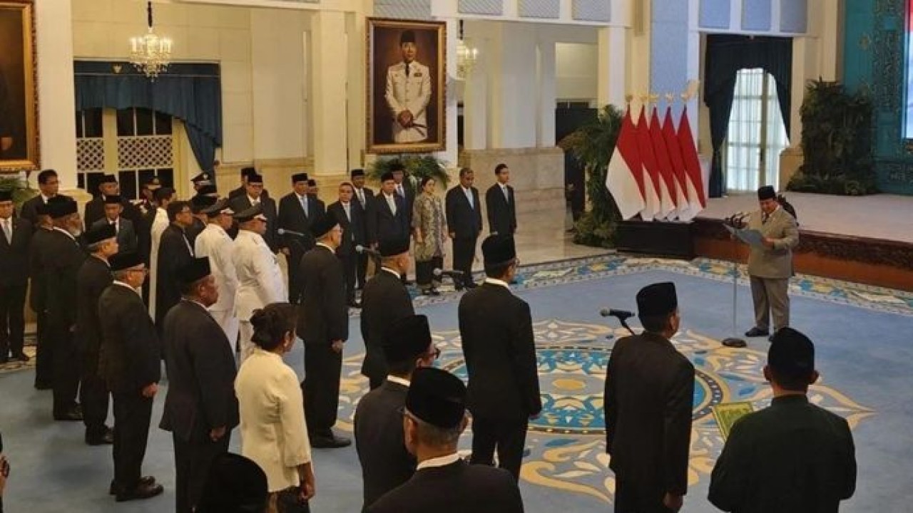 Presiden RI Prabowo Subianto membacakan sumpah pada pelantikan duta besar RI di Istana Negara, Jakarta, Rabu 8 Oktober 2025. (ANTARA/Fathur Rochman) (Antara)
