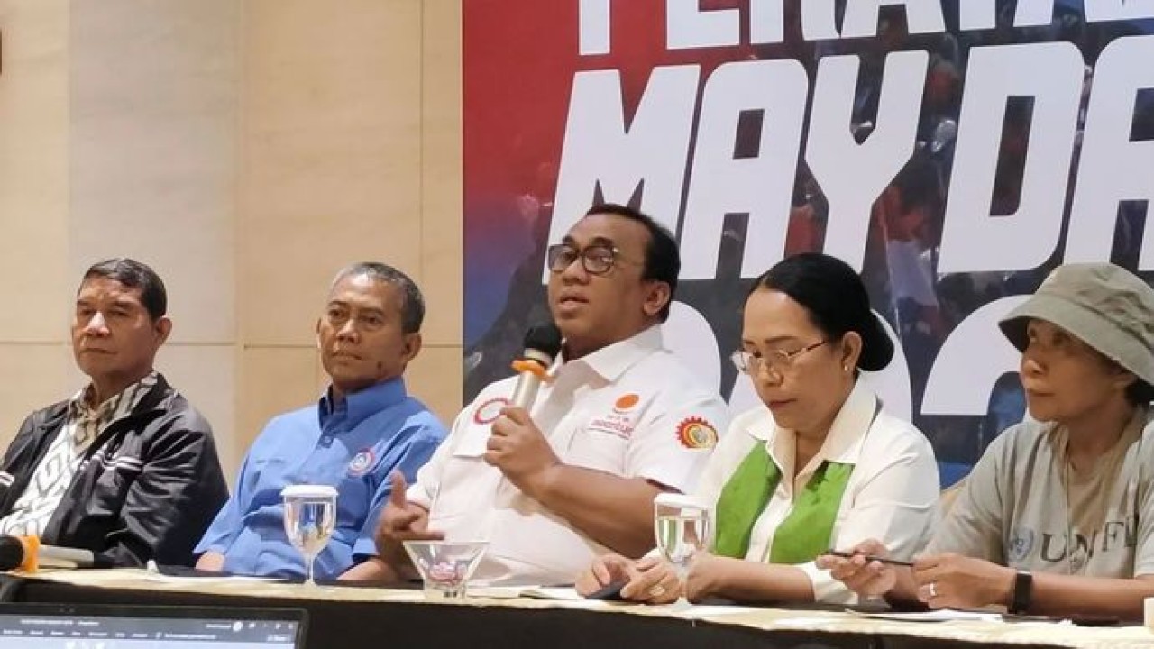 Presiden Konfederasi Serikat Pekerja Seluruh Indonesia (KSPSI), Andi Gani Nena Wea (tengah), berbicara dalam konferensi pers di Jakarta, Senin (27/4/2026). (ANTARA/Nadia Putri Rahmani) (Antara)