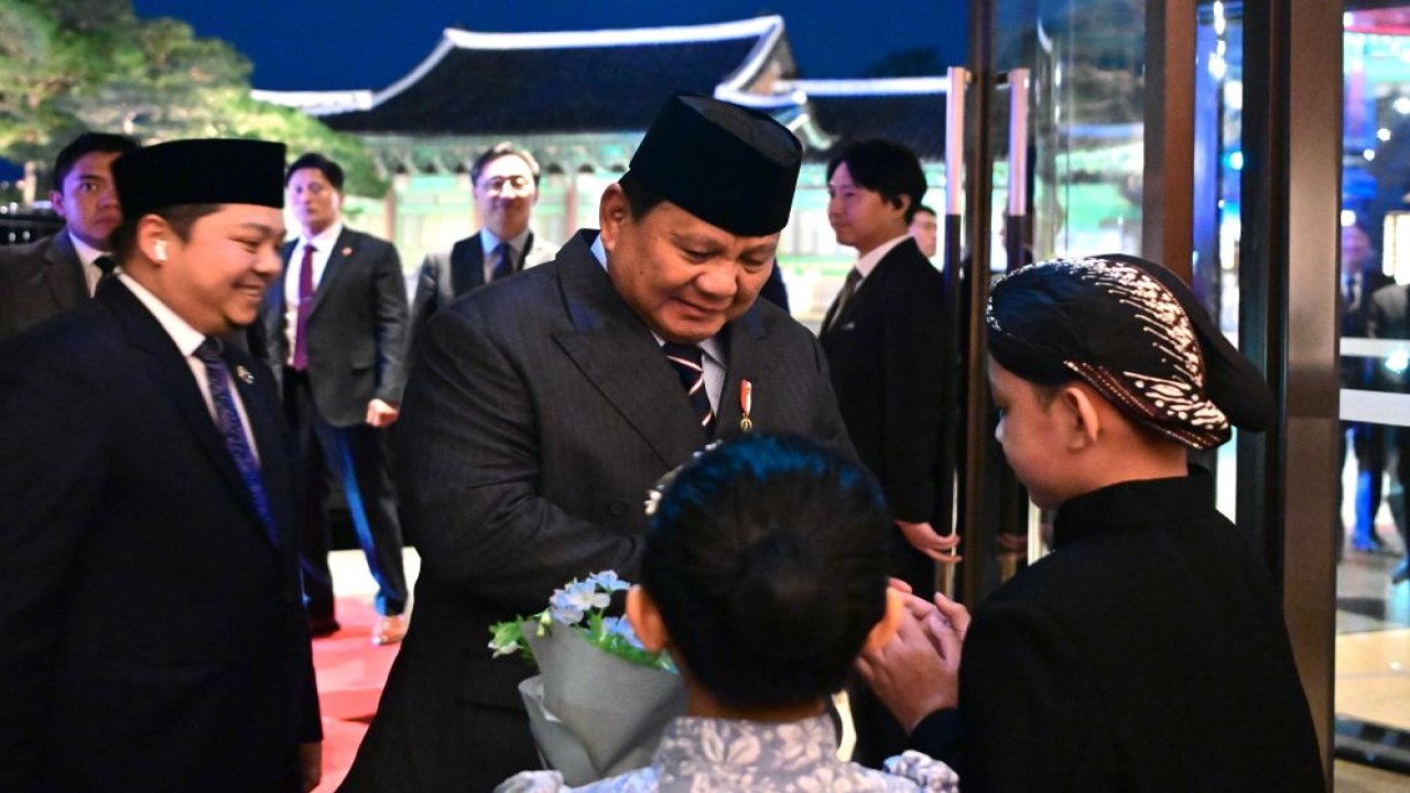 Kaindra dan Luthfi bertugas menyerahkan buket bunga kepada Presiden Prabowo Subianto setelah tiba di Korea Selatan pada Selasa (31/3/2026). (Foto: Dok/Istimewa/Bakom RI)