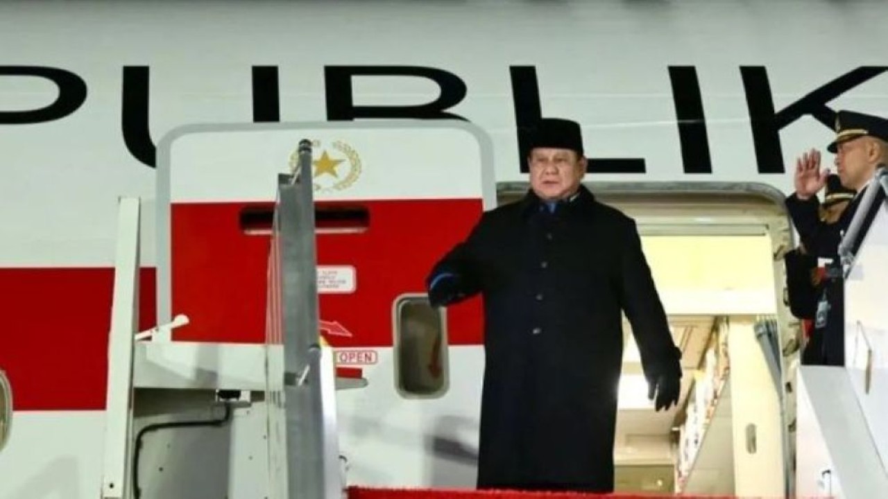 Presiden Prabowo Subianto tiba di Paris, Prancis, pada Senin (13/4/2026) malam sekitar pukul 23.50 waktu setempat. (Foto: Antara)
