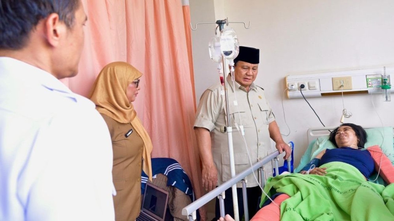 Presiden Prabowo Subianto menjenguk korban kecelakaan kereta di RSUD Bekasi pada Selasa (28/4/2026) pagi. (Foto: Dok/Istimewa/Bakom RI)