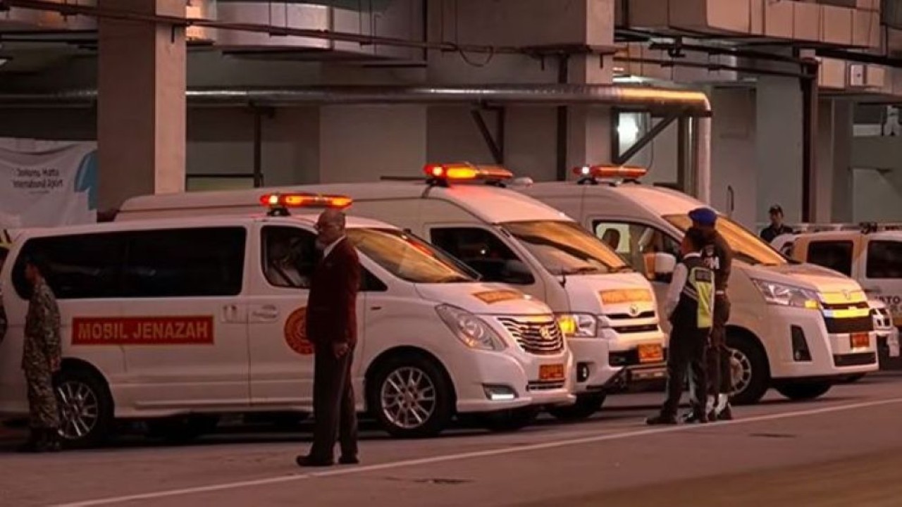 Jenazah Prajurit TNI yang gugur di Lebanon tiba di Indonesia. (Foto: YouTube Sekretariat Presiden)