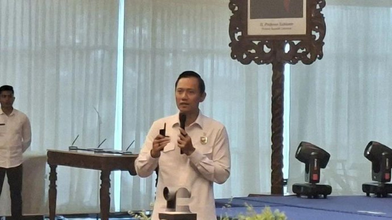Menteri Koordinator Bidang Infrastruktur dan Pembangunan Kewilayahan (Menko IPK) Agus Harimurti Yudhoyono (AHY) dalam Kick-Off Meeting Infrastruktur Perlindungan Pesisir Pantura Jawa Terpadu di Jakarta, Senin 4 Mei 2026. (ANTARA/Aji Cakti) (Antara)
