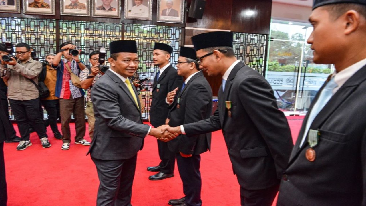 Direktur Optimasi Hilir & Distribusi Pertamina Patra Niaga, Hari Purnomo, dianugerahi penghargaan Satyalancana Pembangunan Tahun 2025 sebagai pegawai di lingkungan BUMN sektor energi yang dinilai berdedikasi dan berkontribusi dalam pembangunan sektor energi nasional. (pertaminapatraniaga.com)