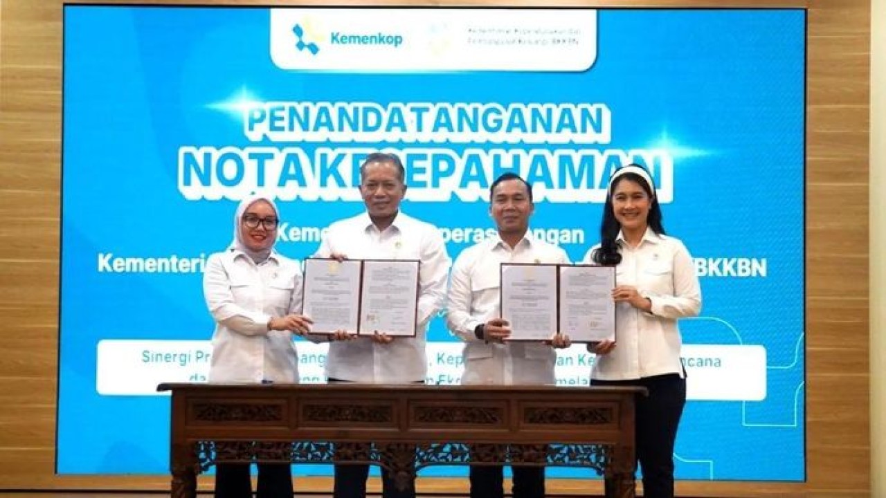 Dari kiri ke kanan: Wamenkop Farida Farichah; Menkop Ferry Juliantono; Mendukbangga/Kepala BKKBN Wihaji; Wamendukbangga/Wakil Kepala BKKBN Ratu Ayu Isyana Bagoes Oka dalam penandatanganan kesepahaman terkait pemberdayaan ekonomi rakyat melalui koperasi di Jakarta pada Senin 11 Mei 2026. ANTARA/HO-Kemendukbangga/BKKBN. (Antara)