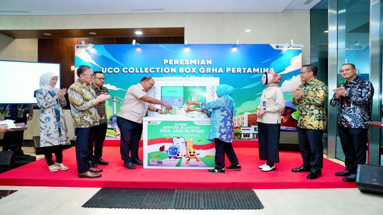 Direktur Utama Pertamina Simon Aloysius Mantiri bersama Kepala Badan Gizi Nasional Dadan Hindayana dlaam penandatanganan MoU terkait pengembangan ekosistem energi berkelanjutan berbasis limbah domestik di Grha Pertamina, Jakarta, Kamis (7/5/2026). (DOK. Humas Pertamina)