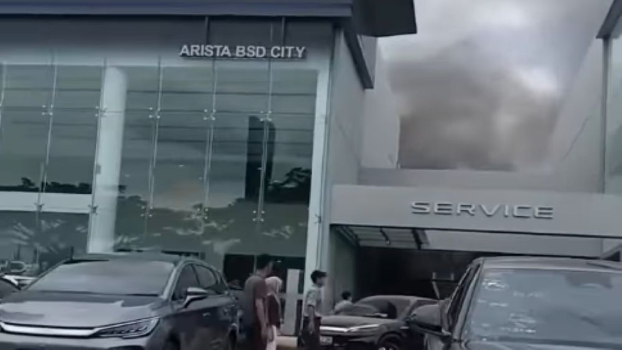 Sebuah diler atau showroom mobil BYD mengalami kebakaran pada Senin (25/5/2026) siang. (Foto: Tangkapan layar)