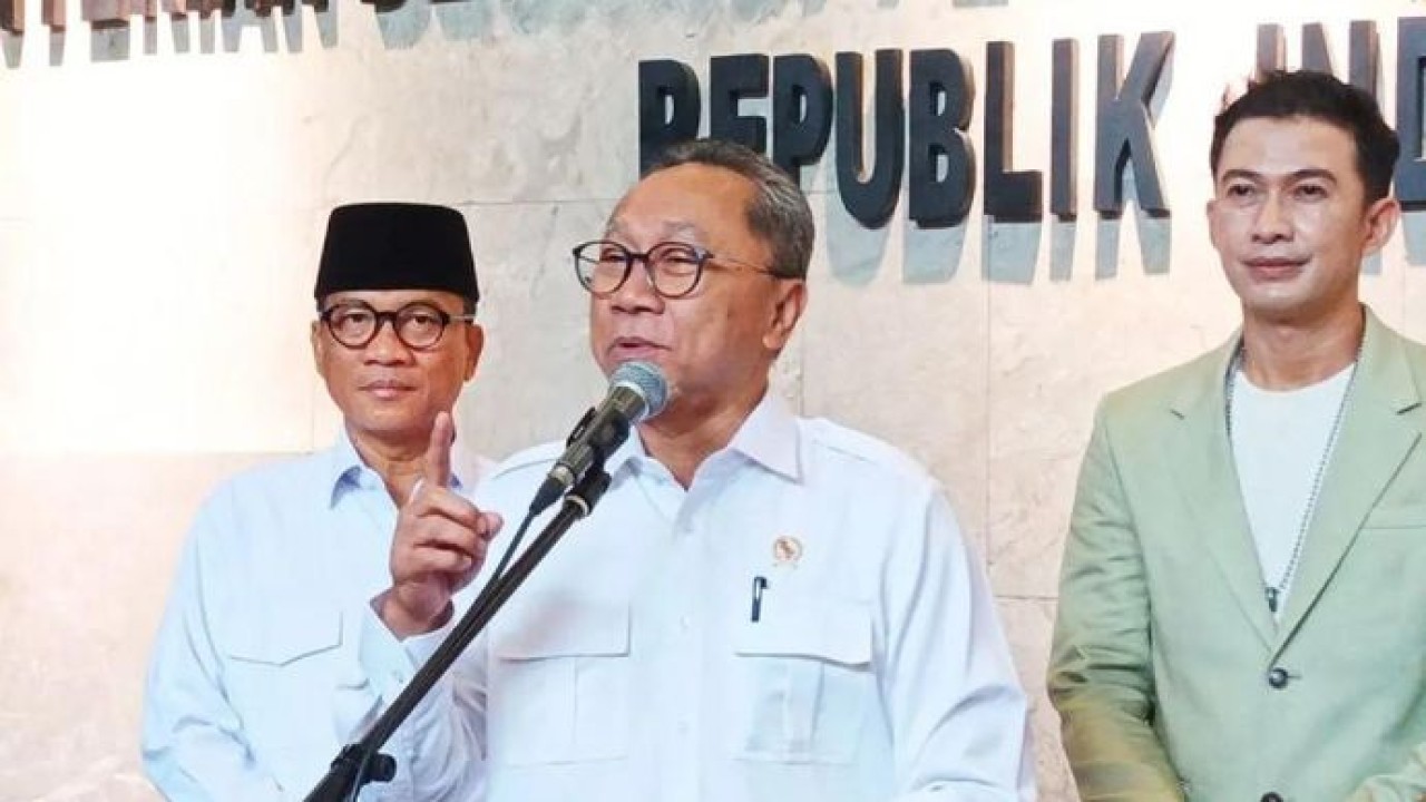 Menteri Desa dan Pembangunan Daerah Tertinggal (Mendes PDT) Yandri Susanto (kiri) mendampingi Menteri Koordinator Bidang Pangan Zulkifli Hasan (tengah) saat memberikan keterangan usai menghadiri Munas II Papdesi di Kantor Kemendes, Jakarta, Senin 11 Mei 2026. ANTARA/Tri Meilani Ameliya/aa. (Antara)