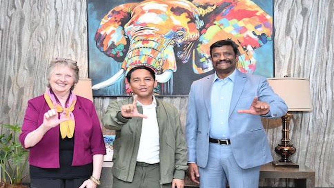 Chair IUCN SSC Asian Rhino Specialist Group (AsRSG), Amirthara Christy Williams (kiri), Menteri Kehutanan, Raja Juli Antoni (tengah), dan Chair IUCN SSC Asian Elephant Specialist Group (AsESG), Heidi S Riddle. (Dok.ISTIMEWA)
