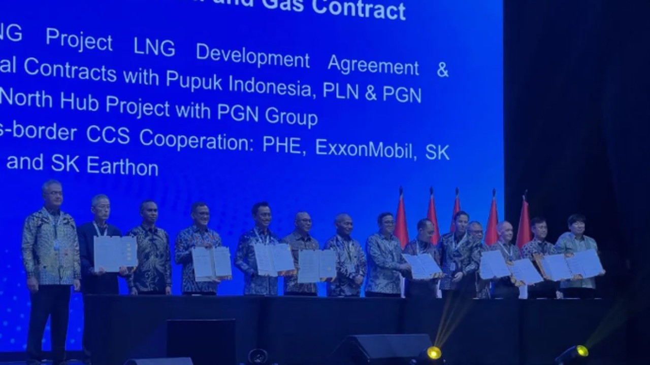 Suasana penandatanganan kerja sama di sektor minyak dan gas bumi (migas) dalam Indonesia Petroleum Association Convention & Exhibition (IPA Convex) ke-50 di Indonesia Convention Exhibition (ICE), Tangerang, Banten, Rabu (20/5/2026). (ANTARA/Putu Indah Savitri) (Antara)
