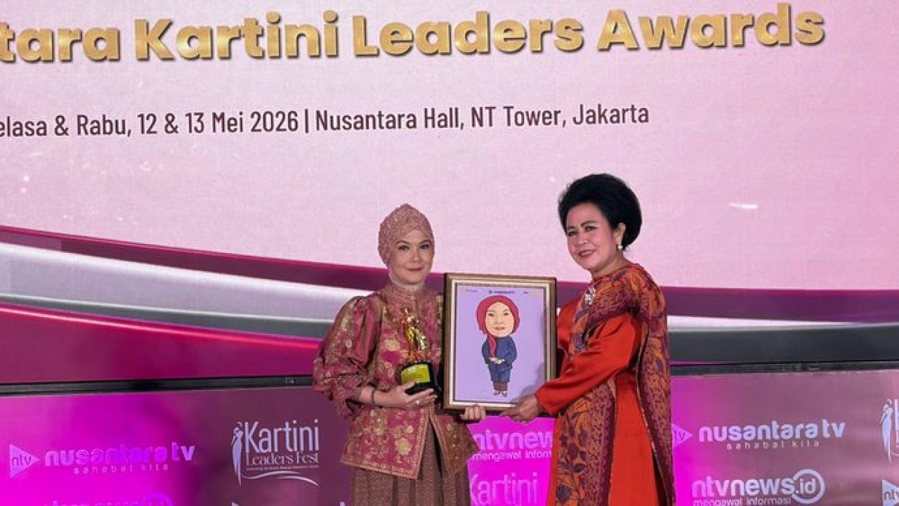 Syuastri Wijaya (kiri) menerima penghargaan Humanitarian & Social Impact Nusantara Kartini Leaders Awards yang diserahkan Founder Nusantara TV Lina Tampubolon. (Ntvnews)