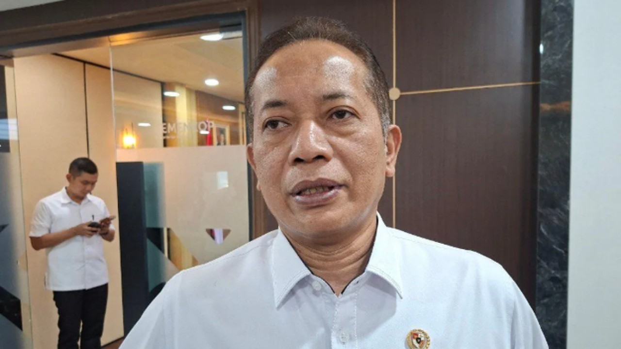 Arsip - Menteri Koperasi (Menkop) Ferry Juliantono menjawab pertanyaan dari awak media di Jakarta, Senin (20/4/2026). (ANTARA/Aji Cakti) (Antara)
