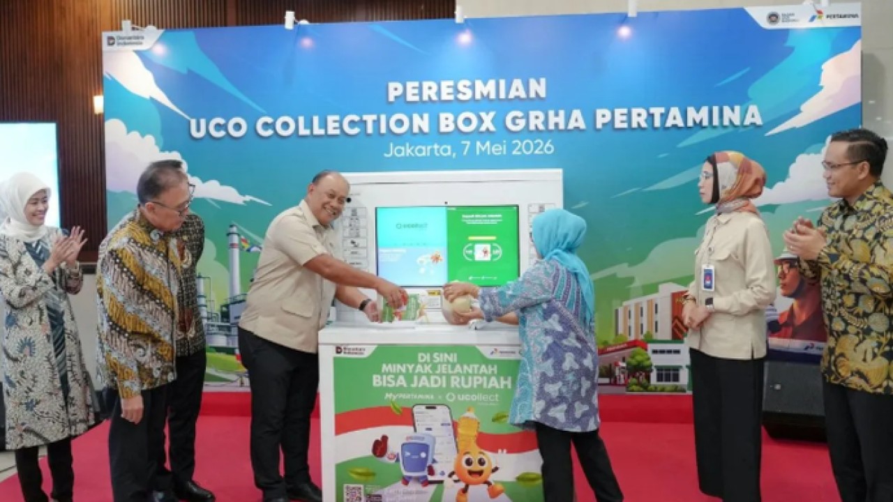 Kepala BGN Dadan Hindayana (empat dari kanan) dalam penandatanganan nota kesepahaman antara Badan Gizi Nasional (BGN) dan PT Pertamina (Persero) di Jakarta, Kamis (7/5/2026), terkait pemanfaatan minyak jelantah sebagai bagian dari pengembangan energi alternatif dan sistem energi rendah karbon di Indonesia. ANTARA/HO-BGN (Antara)