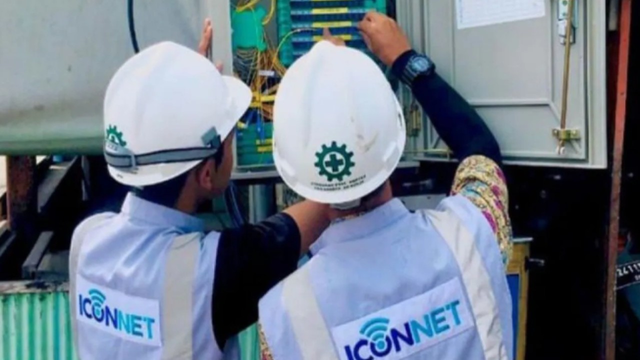 Ilustrasi - Petugas PLN tengah memasang jaringan internet Iconnet yang menjadi salah satu strategi diversifikasi bisnis perusahaan negara itu untuk menghasilkan pendapatan (Antara)
