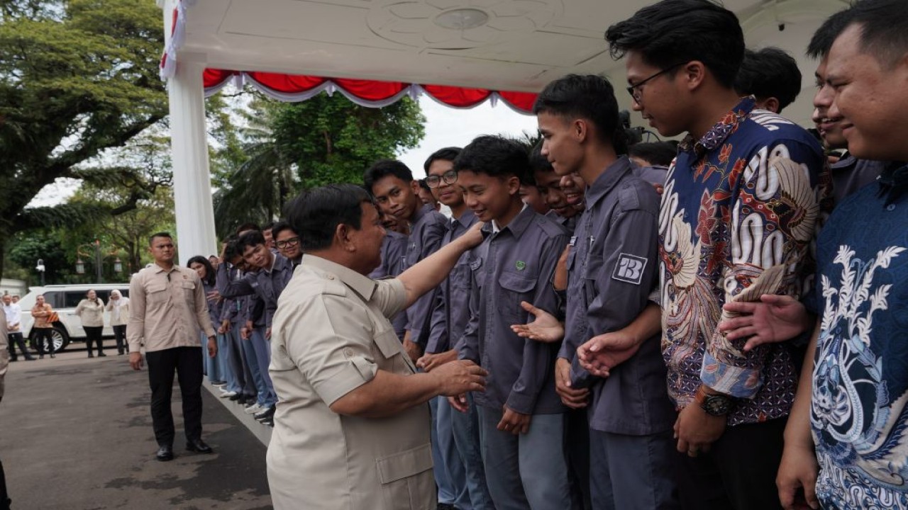 Ratusan pelajar yang tergabung dalam Forum OSIS Jawa Barat (FOJB) bersemangat saat menemui Presiden Prabowo Subianto di Istana Negara, Jakarta, Selasa (5/5/2026). (Foto: Dok/Istimewa/bakom RI)