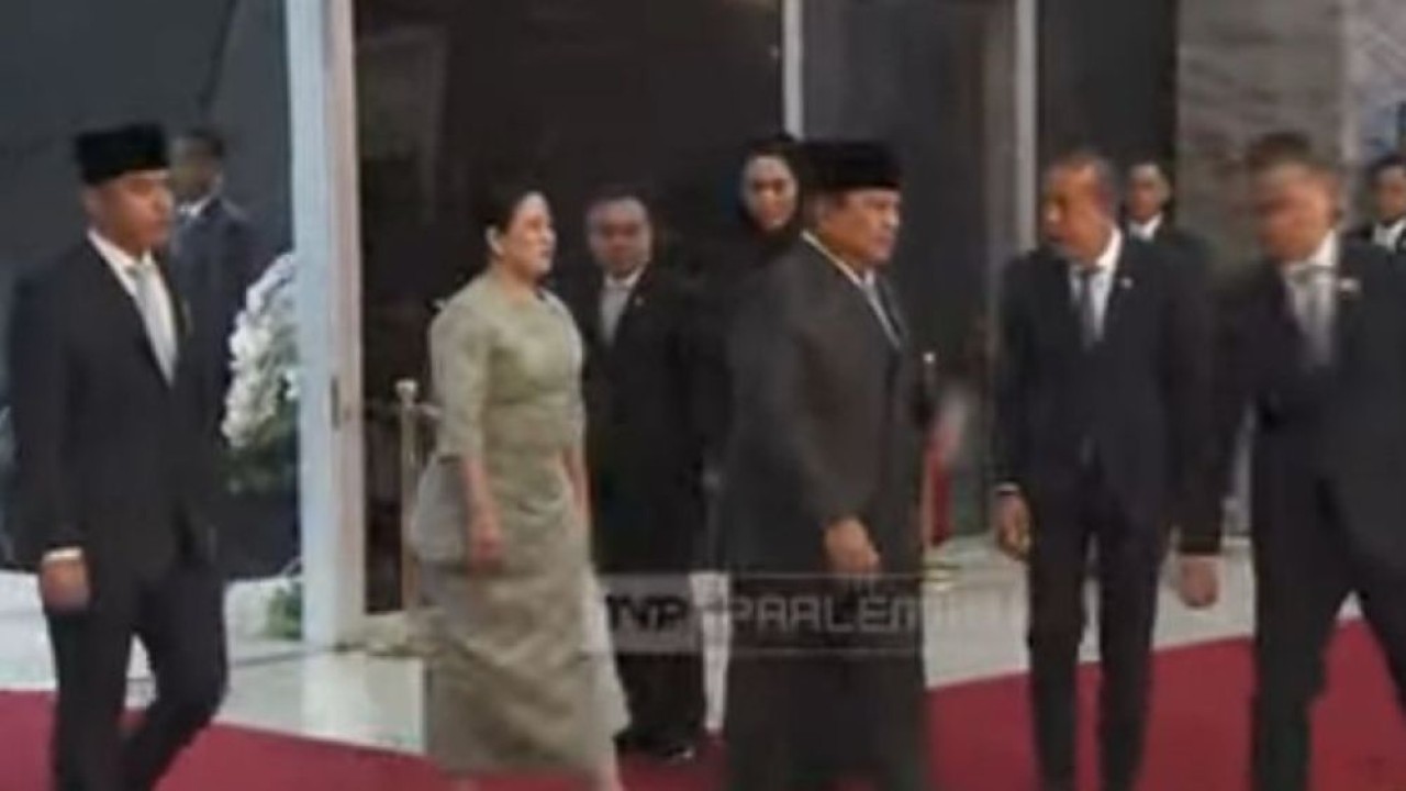 Presiden Prabowo Subianto dan Wakil Presiden Gibran Rakabuming Raka tiba di Gedung DPR RI. (Foto: YouTube TVR Parlemen)