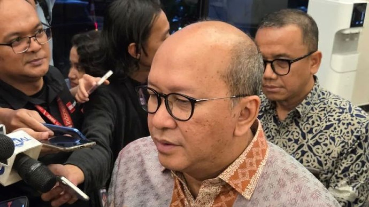 Chief Executive Officer (CEO) Danantara Indonesia Rosan Roeslani menjawab pertanyaan wartawan dalam wawancara cegat di kantor Kementerian Koordinator Bidang Perekonomian, Jakarta, Kamis 21 Mei 2026. (ANTARA/Bayu Saputra) (Antara)