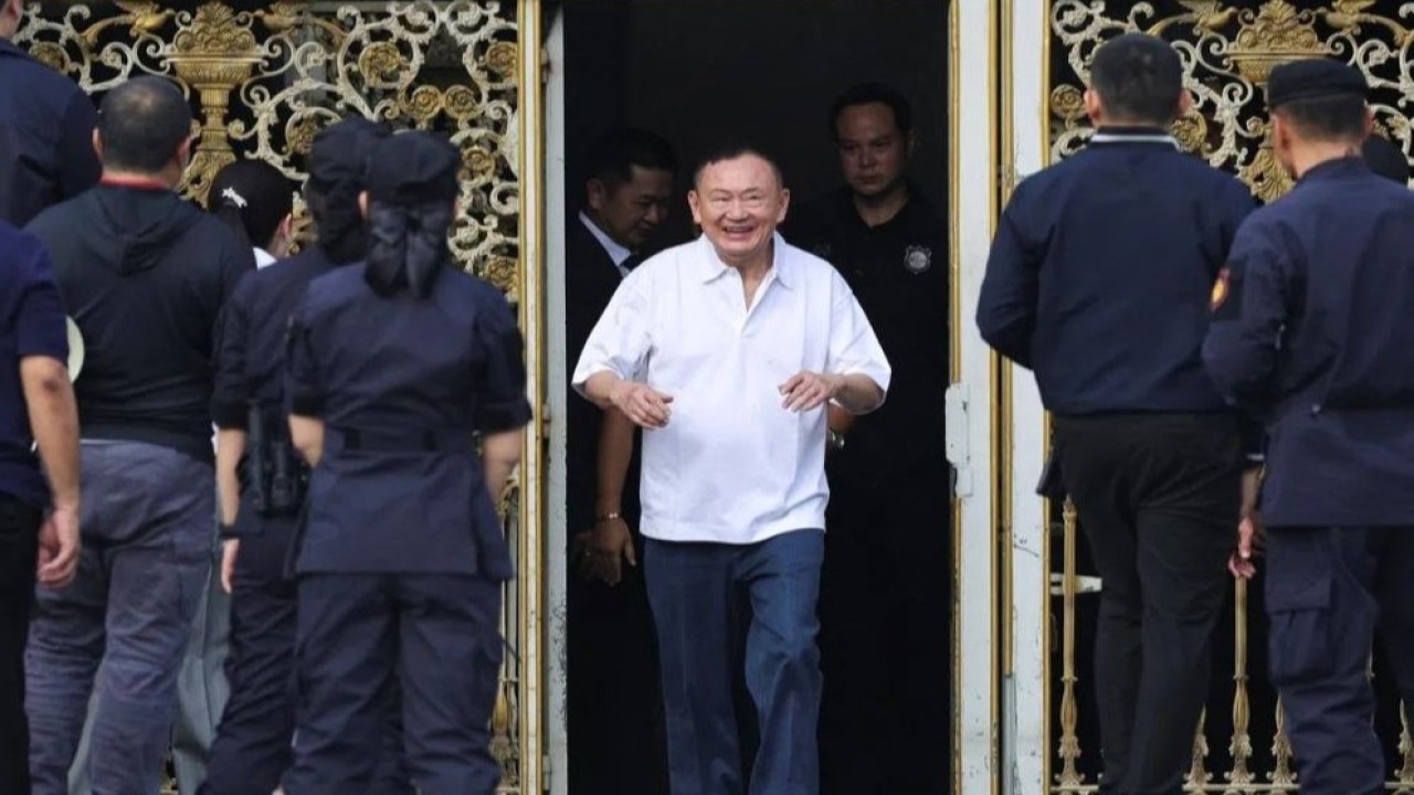 Mantan Perdana Menteri (PM) Thailand, Thaksin Shinawatra, dibebaskan dengan status pembebasan bersyarat (parole) pada 11 Mei, setelah menjalani delapan bulan dari hukuman satu tahun di Penjara Pusat Klong Prem, Bangkok. (Foto: Reuters)