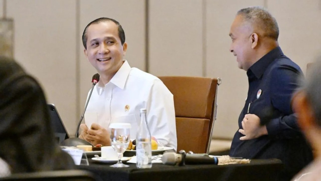 Menteri Transmigrasi (Mentrans) M Iftitah Sulaiman Suryanagara (kiri) dan Ketua Komite Eksekutif Percepatan Pembangunan Otonomi Khusus Papua Velix Vernando Wanggai (kanan) menghadiri Rapat Pleno Hasil Reviu Laporan Tim Ekspedisi Patriot 2025 di Jakarta, Rabu (29/4/2026). ANTARA/HO-Kementerian Transmigrasi. (Antara)